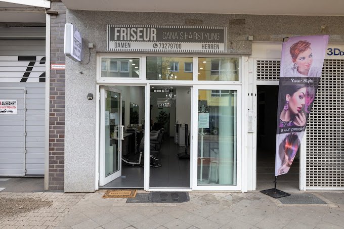 Außenansicht unseres Salons – einladende Glasfront mit stilvoller Beschriftung und liebevoll dekoriertem Eingangsbereich für einen herzlichen Empfang.